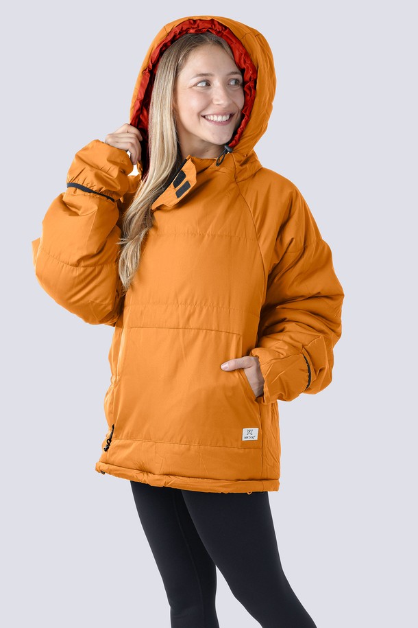 스윗치 오리지널은 남성용 아우터로, 캠핑 및 아웃도어 활동에 적합한 방수, 보온, 방풍 기능을 갖춘 겨울용 점프슈트입니다. 오버핏에 후드와 포켓 디테일이 더해져 캐주얼하면서도 스포티한 스타일을 연출합니다. 짙은 오렌지 컬러에 무지 디자인으로 어떤 옷에도 쉽게 매치할 수 있으며, 집업과 스냅 여밈 방식으로 편안하게 착용 가능합니다. 두꺼운 나일론 소재를 사용하여 뛰어난 보온성을 제공하며, 긴 소매 기장으로 활동성을 높였습니다.
