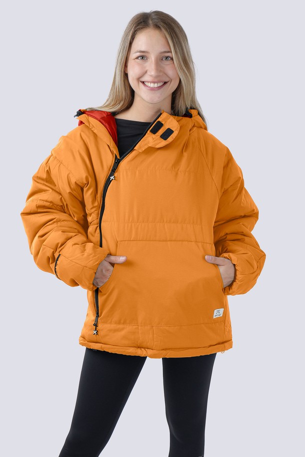 스윗치 오리지널은 남성용 아우터로, 캠핑 및 아웃도어 활동에 적합한 방수, 보온, 방풍 기능을 갖춘 겨울용 점프슈트입니다. 오버핏에 후드와 포켓 디테일이 더해져 캐주얼하면서도 스포티한 스타일을 연출합니다. 짙은 오렌지 컬러에 무지 디자인으로 어떤 옷에도 쉽게 매치할 수 있으며, 집업과 스냅 여밈 방식으로 편안하게 착용 가능합니다. 두꺼운 나일론 소재를 사용하여 뛰어난 보온성을 제공하며, 긴 소매 기장으로 활동성을 높였습니다.
