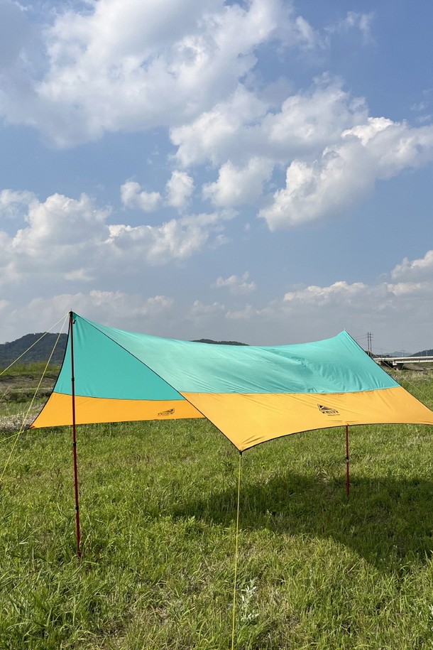 민트, 옐로우 색상으로 출시된 와이어리스 타프는 캠핑 및 아웃도어 활동에 적합하며, 폴리에스테르 소재로 제작되어 방수 및 자외선 차단 기능을 제공합니다. 550cm x 480cm의 대형 핵사곤 형태로 다양한 설치가 가능하며, 전등 설치도 용이하고 내수압 3000mm PU 코팅으로 제작되었습니다. 타프 스킨, 메인 가이라인, 가이라인, 강철 팩이 기본 구성품으로 제공되며, 80cm x 20cm x 20cm의 휴대용 패킹으로 간편하게 이동할 수 있습니다 (폴대는 별매이며, 240~280cm 길이의 폴이 필요합니다).
