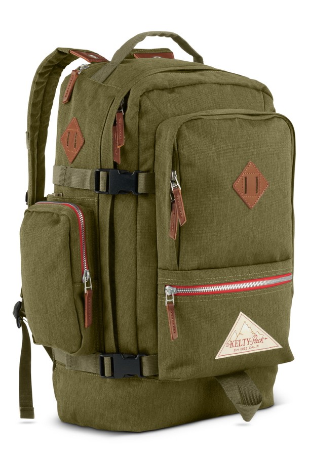 페어뱅크 백팩은 카키와 브라운 두 가지 색상으로 출시된 남성용 미디엄 사이즈 가방입니다. 폴리에스테르 소재에 무지 디자인으로, 가죽 패치 디테일이 돋보이며, 넉넉한 메인 수납공간과 다수의 포켓, 패딩 처리된 노트북 칸, 트롤리 슬리브를 갖춰 일상 및 여행에 실용적입니다. 빈티지 스타일의 사각 디자인으로, 외부 수납 포켓과 메쉬 포켓을 더해 수납력을 높이고 지퍼형 잠금 방식으로 편리함을 더했습니다.
