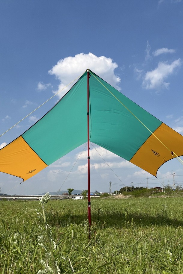 민트, 옐로우 색상으로 출시된 와이어리스 타프는 캠핑 및 아웃도어 활동에 적합하며, 폴리에스테르 소재로 제작되어 방수 및 자외선 차단 기능을 제공합니다. 550cm x 480cm의 대형 핵사곤 형태로 다양한 설치가 가능하며, 전등 설치도 용이하고 내수압 3000mm PU 코팅으로 제작되었습니다. 타프 스킨, 메인 가이라인, 가이라인, 강철 팩이 기본 구성품으로 제공되며, 80cm x 20cm x 20cm의 휴대용 패킹으로 간편하게 이동할 수 있습니다 (폴대는 별매이며, 240~280cm 길이의 폴이 필요합니다).
