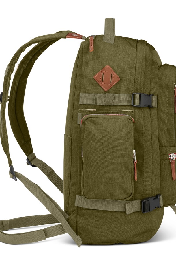 페어뱅크 백팩은 카키와 브라운 두 가지 색상으로 출시된 남성용 미디엄 사이즈 가방입니다. 폴리에스테르 소재에 무지 디자인으로, 가죽 패치 디테일이 돋보이며, 넉넉한 메인 수납공간과 다수의 포켓, 패딩 처리된 노트북 칸, 트롤리 슬리브를 갖춰 일상 및 여행에 실용적입니다. 빈티지 스타일의 사각 디자인으로, 외부 수납 포켓과 메쉬 포켓을 더해 수납력을 높이고 지퍼형 잠금 방식으로 편리함을 더했습니다.
