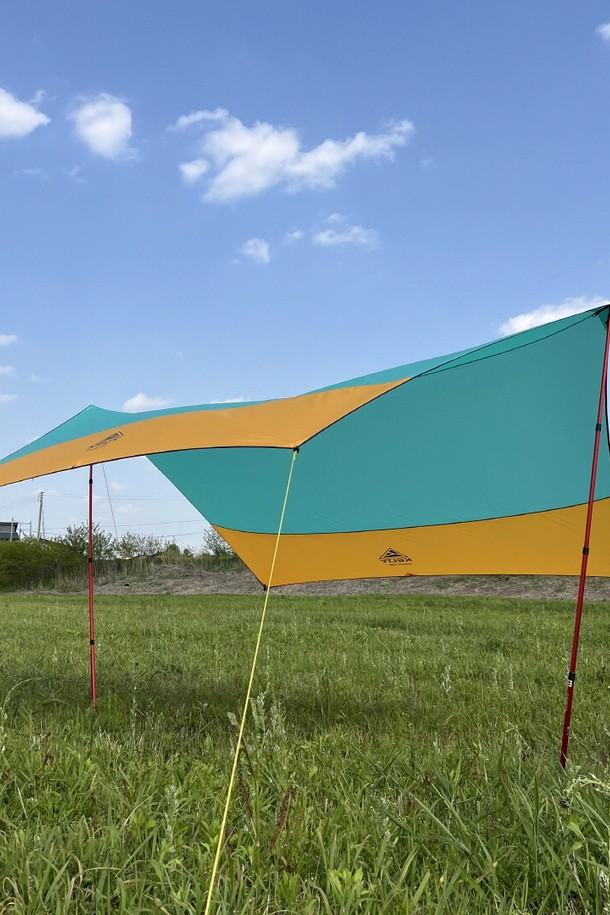 민트, 옐로우 색상으로 출시된 와이어리스 타프는 캠핑 및 아웃도어 활동에 적합하며, 폴리에스테르 소재로 제작되어 방수 및 자외선 차단 기능을 제공합니다. 550cm x 480cm의 대형 핵사곤 형태로 다양한 설치가 가능하며, 전등 설치도 용이하고 내수압 3000mm PU 코팅으로 제작되었습니다. 타프 스킨, 메인 가이라인, 가이라인, 강철 팩이 기본 구성품으로 제공되며, 80cm x 20cm x 20cm의 휴대용 패킹으로 간편하게 이동할 수 있습니다 (폴대는 별매이며, 240~280cm 길이의 폴이 필요합니다).
