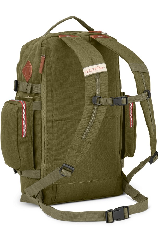 페어뱅크 백팩은 카키와 브라운 두 가지 색상으로 출시된 남성용 미디엄 사이즈 가방입니다. 폴리에스테르 소재에 무지 디자인으로, 가죽 패치 디테일이 돋보이며, 넉넉한 메인 수납공간과 다수의 포켓, 패딩 처리된 노트북 칸, 트롤리 슬리브를 갖춰 일상 및 여행에 실용적입니다. 빈티지 스타일의 사각 디자인으로, 외부 수납 포켓과 메쉬 포켓을 더해 수납력을 높이고 지퍼형 잠금 방식으로 편리함을 더했습니다.
