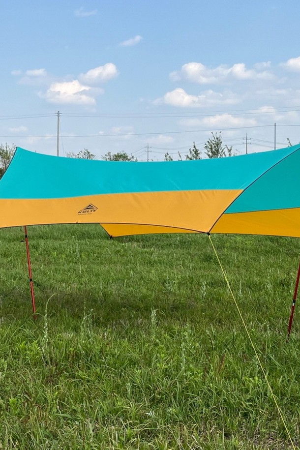 민트, 옐로우 색상으로 출시된 와이어리스 타프는 캠핑 및 아웃도어 활동에 적합하며, 폴리에스테르 소재로 제작되어 방수 및 자외선 차단 기능을 제공합니다. 550cm x 480cm의 대형 핵사곤 형태로 다양한 설치가 가능하며, 전등 설치도 용이하고 내수압 3000mm PU 코팅으로 제작되었습니다. 타프 스킨, 메인 가이라인, 가이라인, 강철 팩이 기본 구성품으로 제공되며, 80cm x 20cm x 20cm의 휴대용 패킹으로 간편하게 이동할 수 있습니다 (폴대는 별매이며, 240~280cm 길이의 폴이 필요합니다).
