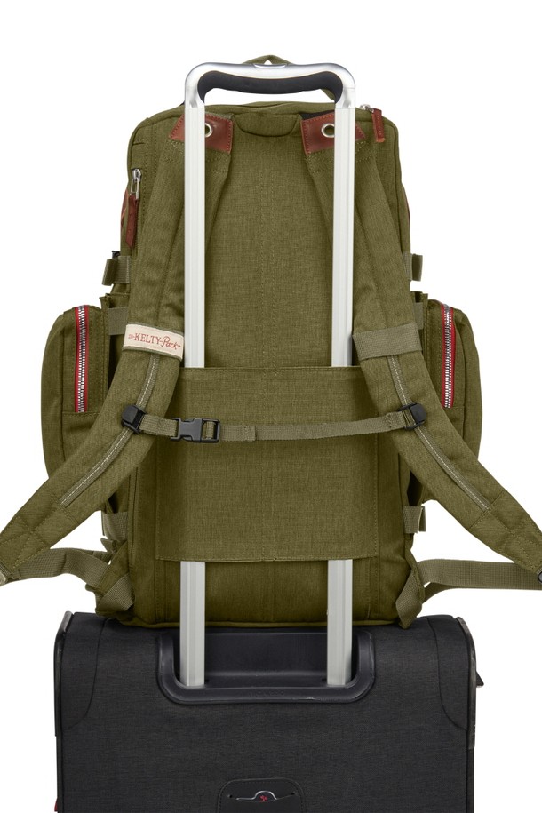 페어뱅크 백팩은 카키와 브라운 두 가지 색상으로 출시된 남성용 미디엄 사이즈 가방입니다. 폴리에스테르 소재에 무지 디자인으로, 가죽 패치 디테일이 돋보이며, 넉넉한 메인 수납공간과 다수의 포켓, 패딩 처리된 노트북 칸, 트롤리 슬리브를 갖춰 일상 및 여행에 실용적입니다. 빈티지 스타일의 사각 디자인으로, 외부 수납 포켓과 메쉬 포켓을 더해 수납력을 높이고 지퍼형 잠금 방식으로 편리함을 더했습니다.
