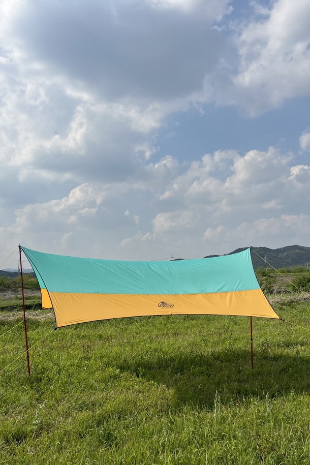 민트, 옐로우 색상으로 출시된 와이어리스 타프는 캠핑 및 아웃도어 활동에 적합하며, 폴리에스테르 소재로 제작되어 방수 및 자외선 차단 기능을 제공합니다. 550cm x 480cm의 대형 핵사곤 형태로 다양한 설치가 가능하며, 전등 설치도 용이하고 내수압 3000mm PU 코팅으로 제작되었습니다. 타프 스킨, 메인 가이라인, 가이라인, 강철 팩이 기본 구성품으로 제공되며, 80cm x 20cm x 20cm의 휴대용 패킹으로 간편하게 이동할 수 있습니다 (폴대는 별매이며, 240~280cm 길이의 폴이 필요합니다).
