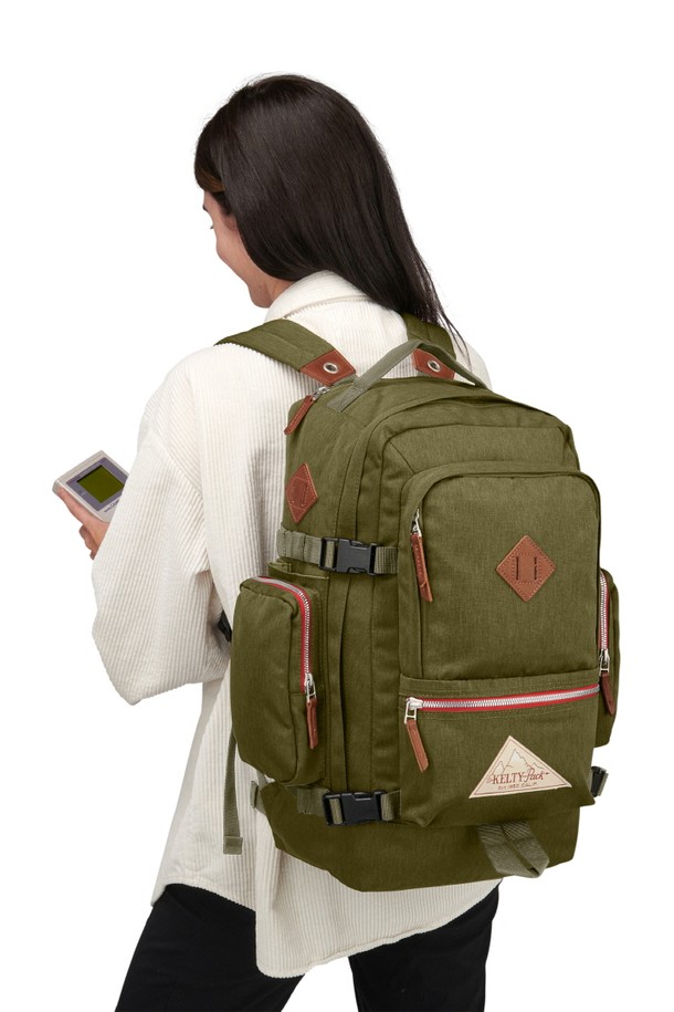 페어뱅크 백팩은 카키와 브라운 두 가지 색상으로 출시된 남성용 미디엄 사이즈 가방입니다. 폴리에스테르 소재에 무지 디자인으로, 가죽 패치 디테일이 돋보이며, 넉넉한 메인 수납공간과 다수의 포켓, 패딩 처리된 노트북 칸, 트롤리 슬리브를 갖춰 일상 및 여행에 실용적입니다. 빈티지 스타일의 사각 디자인으로, 외부 수납 포켓과 메쉬 포켓을 더해 수납력을 높이고 지퍼형 잠금 방식으로 편리함을 더했습니다.
