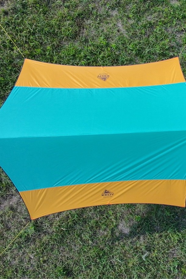 민트, 옐로우 색상으로 출시된 와이어리스 타프는 캠핑 및 아웃도어 활동에 적합하며, 폴리에스테르 소재로 제작되어 방수 및 자외선 차단 기능을 제공합니다. 550cm x 480cm의 대형 핵사곤 형태로 다양한 설치가 가능하며, 전등 설치도 용이하고 내수압 3000mm PU 코팅으로 제작되었습니다. 타프 스킨, 메인 가이라인, 가이라인, 강철 팩이 기본 구성품으로 제공되며, 80cm x 20cm x 20cm의 휴대용 패킹으로 간편하게 이동할 수 있습니다 (폴대는 별매이며, 240~280cm 길이의 폴이 필요합니다).
