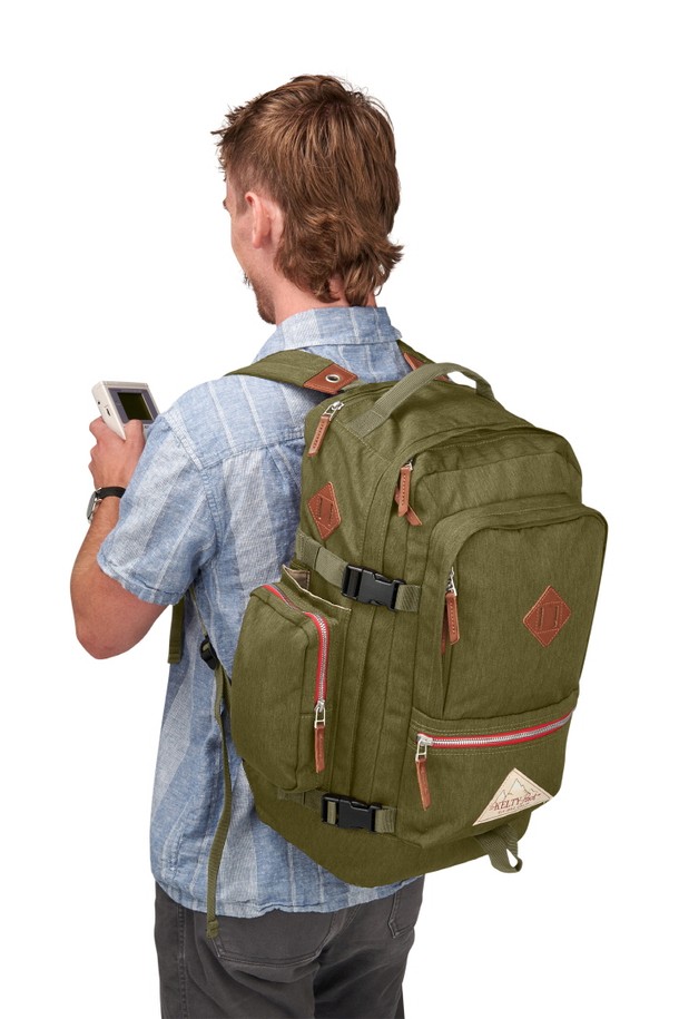 페어뱅크 백팩은 카키와 브라운 두 가지 색상으로 출시된 남성용 미디엄 사이즈 가방입니다. 폴리에스테르 소재에 무지 디자인으로, 가죽 패치 디테일이 돋보이며, 넉넉한 메인 수납공간과 다수의 포켓, 패딩 처리된 노트북 칸, 트롤리 슬리브를 갖춰 일상 및 여행에 실용적입니다. 빈티지 스타일의 사각 디자인으로, 외부 수납 포켓과 메쉬 포켓을 더해 수납력을 높이고 지퍼형 잠금 방식으로 편리함을 더했습니다.
