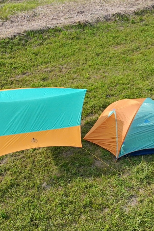 민트, 옐로우 색상으로 출시된 와이어리스 타프는 캠핑 및 아웃도어 활동에 적합하며, 폴리에스테르 소재로 제작되어 방수 및 자외선 차단 기능을 제공합니다. 550cm x 480cm의 대형 핵사곤 형태로 다양한 설치가 가능하며, 전등 설치도 용이하고 내수압 3000mm PU 코팅으로 제작되었습니다. 타프 스킨, 메인 가이라인, 가이라인, 강철 팩이 기본 구성품으로 제공되며, 80cm x 20cm x 20cm의 휴대용 패킹으로 간편하게 이동할 수 있습니다 (폴대는 별매이며, 240~280cm 길이의 폴이 필요합니다).
