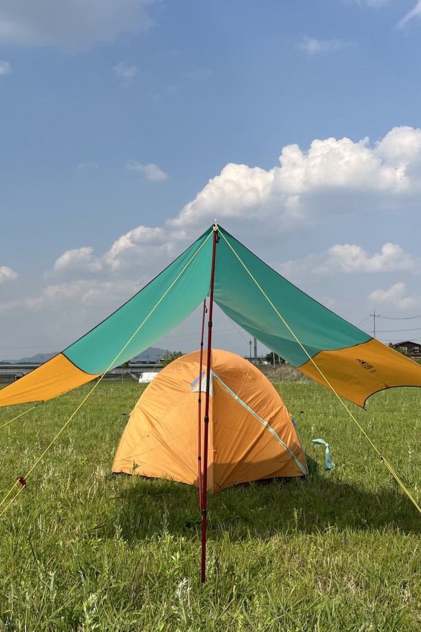 민트, 옐로우 색상으로 출시된 와이어리스 타프는 캠핑 및 아웃도어 활동에 적합하며, 폴리에스테르 소재로 제작되어 방수 및 자외선 차단 기능을 제공합니다. 550cm x 480cm의 대형 핵사곤 형태로 다양한 설치가 가능하며, 전등 설치도 용이하고 내수압 3000mm PU 코팅으로 제작되었습니다. 타프 스킨, 메인 가이라인, 가이라인, 강철 팩이 기본 구성품으로 제공되며, 80cm x 20cm x 20cm의 휴대용 패킹으로 간편하게 이동할 수 있습니다 (폴대는 별매이며, 240~280cm 길이의 폴이 필요합니다).
