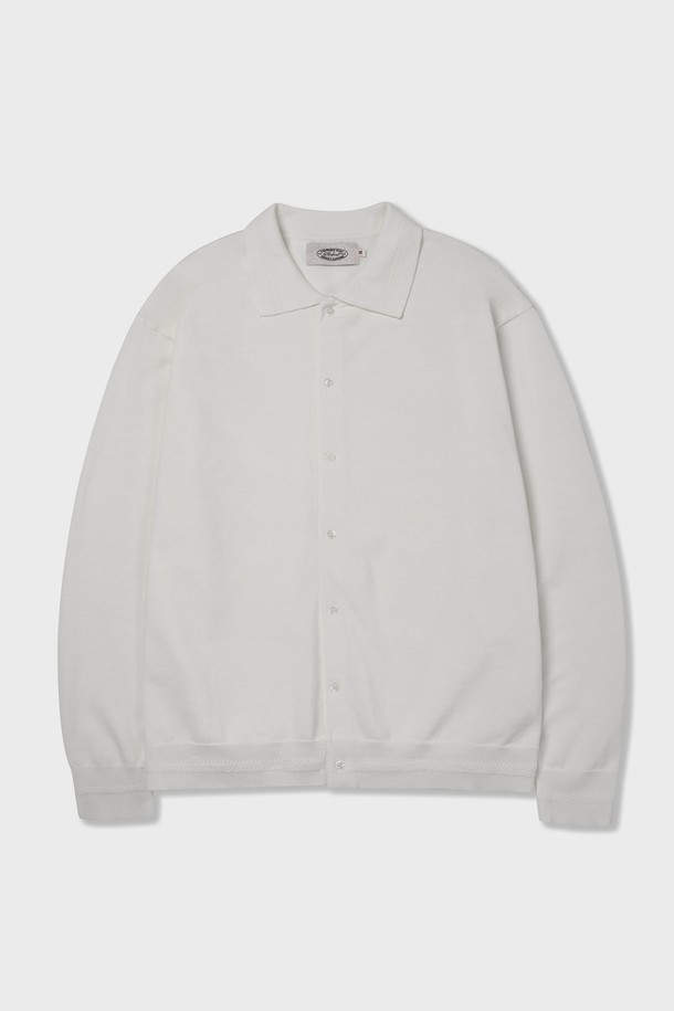 에센셜 롱 슬리브스 니트 셔츠 크림 (Essential Long Sleeves Knit Shirts Cream)은 부드러운 촉감의 헤비 트위스트 면사를 사용하여 제작된 긴소매 니트입니다. 라운드넥과 레귤러핏으로 디자인되어 베이직하면서도 클래식한 스타일을 연출하며, 봄, 가을에 착용하기 좋습니다. 크림 컬러의 무지 디자인으로 어떤 하의와도 쉽게 매치할 수 있으며, 데이트룩이나 카페룩에 잘 어울립니다. 자개 단추와 브랜드명 음각 처리가 되어 있어 은은한 포인트를 더합니다. 통기성이 뛰어나 편안하게 착용할 수 있으며, 미니멀하고 캐주얼한 스타일을 선호하는 분들께 추천합니다.
