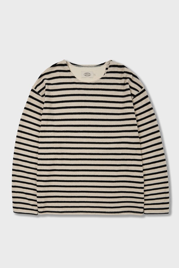 블랙 색상의 Terry Stripe 긴소매 티셔츠는 폴리에스터 소재로 제작되어 부드러운 촉감을 자랑하며, 흡수성, 통기성, 속건 기능을 제공합니다. 프랑스 해군 유니폼에서 영감을 받은 브레톤 스트라이프 패턴과 엘보 패치 디테일이 돋보이며, 섬세한 봉제 마감으로 완성도를 높였습니다. 클래식하고 베이직한 스타일로 일상에서 편안하게 착용하기 좋으며, 봄, 가을 시즌에 적합한 적당한 두께감의 레귤러 핏 티셔츠입니다.
