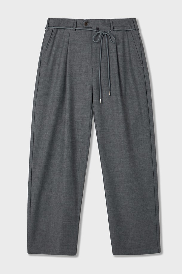8AM Comfy Tailored Pants Grey는 클래식하고 미니멀한 무드를 연출하는 남성용 테일러드 팬츠입니다. 사계절 착용 가능한 이 긴바지는 부드러운 촉감의 울, 폴리에스터, 폴리우레탄 혼방 소재로 제작되어 편안한 착용감을 제공하며, 테이퍼드 핏으로 세련된 실루엣을 선사합니다. 원턱 디테일과 피쉬테일 백 디자인이 돋보이며, 주름이 쉽게 생기지 않고 마찰과 마모에 강한 내구성을 자랑합니다.

