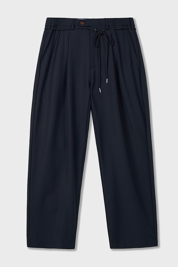 8AM Comfy Tailored Pants Navy는 남성을 위한 네이비 컬러의 테일러드 팬츠입니다. 사계절 착용 가능하며, 울, 폴리에스터, 폴리우레탄 혼방 소재로 제작되어 부드러운 촉감과 편안한 착용감을 제공하고, 테이퍼드 핏으로 세련된 실루엣을 연출합니다. 원턱 디테일과 피쉬테일 백 디자인이 특징이며, 주름이 잘 생기지 않고 내구성이 좋아 비즈니스 캐주얼 및 일상복으로 활용하기 좋습니다.
