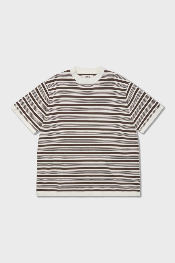 70년대 스타일의 멀티 스트라이프 패턴이 돋보이는 브라운 컬러 면 니트 티셔츠입니다. 헤비 트위스트 원사를 사용하여 니트 조직감이 살아있고 통기성이 우수하며, 부드러운 촉감과 편안한 루즈핏으로 일상에서 캐주얼하게 착용하기 좋습니다. 네이비, 그린 컬러 조합의 플래그 모티브 스트라이프 디자인이 특징이며, 봄, 여름 시즌에 활용하기 좋은 반소매 라운드넥 상의입니다.
