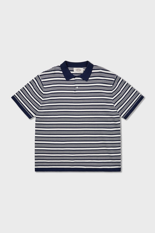 70년대 스타일의 멀티 스트라이프 패턴이 돋보이는 네이비 컬러 남성용 면 니트 폴로 셔츠입니다. 촘촘한 짜임과 헤비 트위스트 강연사를 사용하여 제작되었으며, 부드러운 촉감과 함께 국기 모티브의 스트라이프 패턴이 특징입니다. 오버핏 디자인으로 편안하게 착용 가능하며, 봄, 여름 시즌에 캐주얼하게 연출하기 좋은 반소매 폴로넥 상의입니다.
