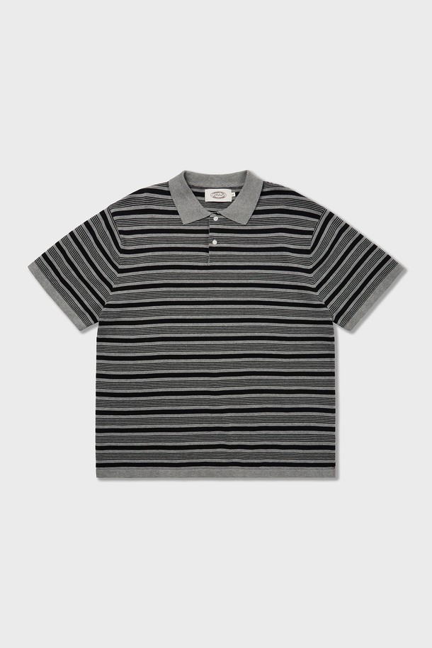 70년대 스타일의 남성용 멀티 스트라이프 코튼 니트 폴로 셔츠입니다. 그레이, 네이비, 올리브 색상으로 제공되며, 헤비 트위스트 코튼 원사를 사용하여 통기성과 내구성이 우수합니다. 오버핏으로 제작되었으며, 부드러운 촉감과 다양한 국기에서 영감을 받은 스트라이프 패턴이 특징입니다.
