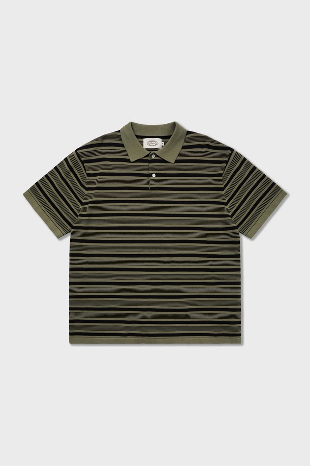 70년대 스타일의 멀티 스트라이프 패턴이 돋보이는 올리브, 네이비, 그레이 색상의 코튼 니트 폴로 셔츠입니다. 헤비 트위스트 강연사를 사용하여 촘촘하게 짜여진 이 제품은 부드러운 촉감과 뛰어난 통기성을 자랑하며, 봄, 여름철 일상복으로 적합합니다. 세미오버핏의 레귤러 기장으로 편안하게 착용 가능하며, 비침이 없어 부담 없이 즐길 수 있는 남녀공용 폴로넥 반소매 셔츠입니다.
