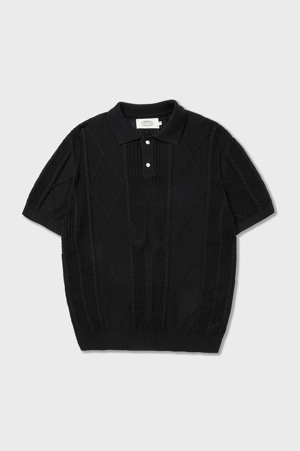 **Seaman Knit Polo Black**는 시원한 여름철 일상룩을 위한 남성용 니트 폴로입니다. 부드러운 면 소재에 통기성이 뛰어난 원단, 앵커 패턴 디자인이 더해져 클래식한 스타일을 연출하며, 견고한 니트 밀도와 소프트 워싱 마감으로 편안한 착용감을 제공합니다. 블랙, 그레이, 네이비 등 세 가지 색상으로 출시되었으며, 수축 방지 및 형태 유지 기능으로 오랫동안 변함없이 즐겨 입을 수 있습니다.
