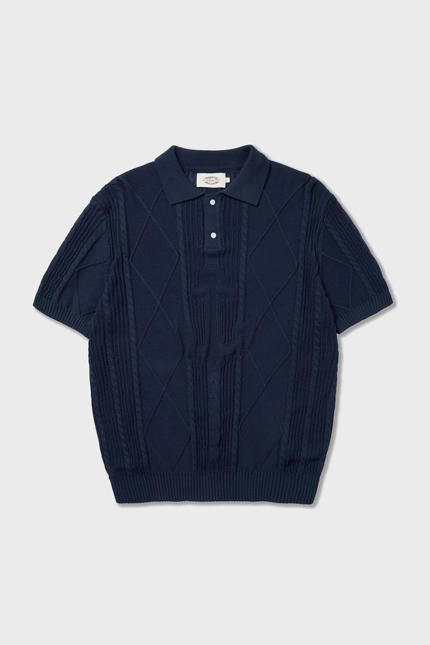 Seaman Knit Polo Navy는 시원한 여름철, 남성분들의 스타일을 책임질 니트 폴로입니다. 부드러운 면 소재로 제작되어 피부 자극 없이 편안한 착용감을 제공하며, 통기성이 우수하여 쾌적함을 유지합니다. 네이비, 블랙, 그레이 세 가지 컬러와 앵커 패턴, 레귤러핏 디자인으로 클래식하고 베이직한 스타일을 연출하며, 반소매 기장과 얇은 두께감으로 시원하게 착용 가능합니다.
