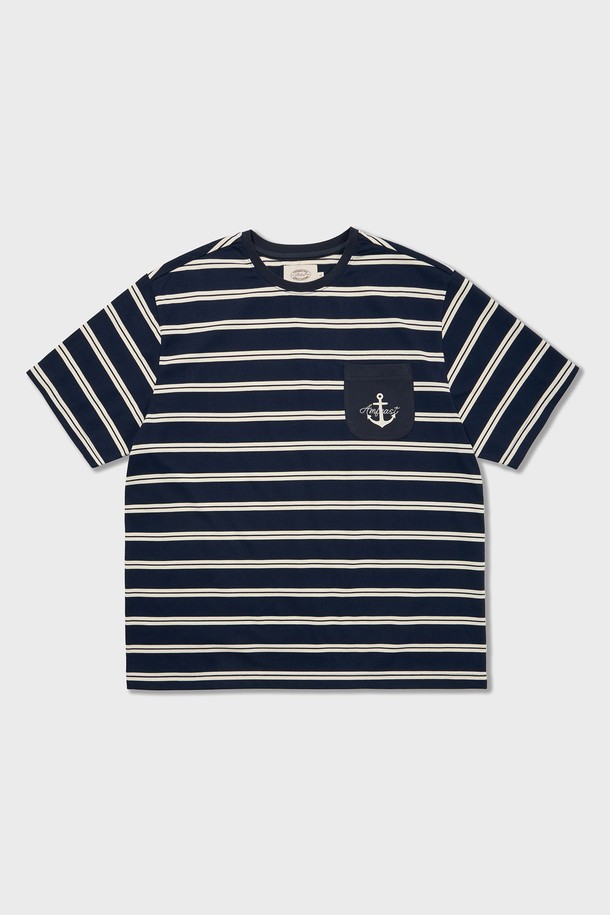 네이비와 그린 컬러로 구성된 Seaman Stripe Pocket T셔츠는 면과 폴리에스테르 혼방 소재로 제작되어 부드러운 촉감을 선사합니다. 릴랙스 핏과 라운드넥 디자인으로 편안한 착용감을 제공하며, 앵커 프린팅 포켓과 체인 자수 로고 디테일이 마린 무드의 캐주얼한 스타일을 더합니다. 여름철 일상복으로 적합하며, 비침 없는 두께감으로 안심하고 착용할 수 있습니다.
