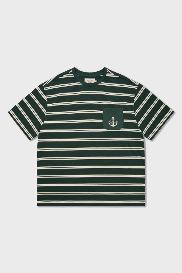 Seaman 스트라이프 포켓 티셔츠 Green은 시원한 그린 컬러와 네이비 컬러로 출시되어 여름철 시원하고 경쾌한 마린 스타일을 연출합니다. 면과 폴리에스테르 혼방 소재로 제작되어 부드러운 촉감과 구김이 적은 실용성을 자랑하며, 가슴 포켓 디테일과 앵커 프린팅, 체인 자수 로고가 포인트로 더해졌습니다. 릴랙스핏 라운드넥 반소매 디자인으로 일상에서 편안하게 착용하기 좋습니다.
