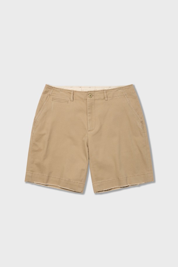밀리터리 스타일을 빈티지하게 재해석한 Distressed Vintage Chino Shorts 베이지는 면 소재의 부드러운 촉감과 와이드 핏이 특징인 남성용 숏팬츠입니다. 여름 시즌을 위한 아이템으로, 워싱 가공과 밑단 프레이드 디테일, 5개의 포켓으로 빈티지한 멋을 더하며 내부 스티치 보강으로 내구성을 높였습니다. 베이지와 네이비 두 가지 컬러로 제공됩니다.
