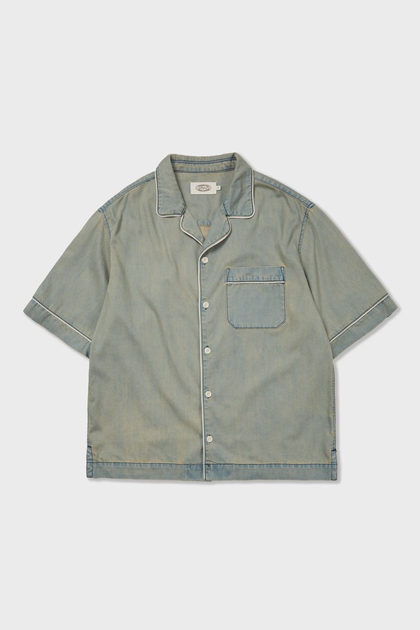 부드러운 촉감의 7온스 경량 데님 소재로 제작된 Jane 데님 파자마 셔츠는 미드 블루, 인디고, 라이트 블루 3가지 색상으로 제공됩니다. 릴랙스한 숄더라인과 파자마 스타일 실루엣이 편안한 착용감을 선사하며, 오픈 카라 디자인과 파이핑 디테일이 캐주얼한 무드를 더합니다. 자연스러운 워싱 효과와 루즈핏으로 여름철 일상에서 시원하고 멋스럽게 연출할 수 있습니다.
