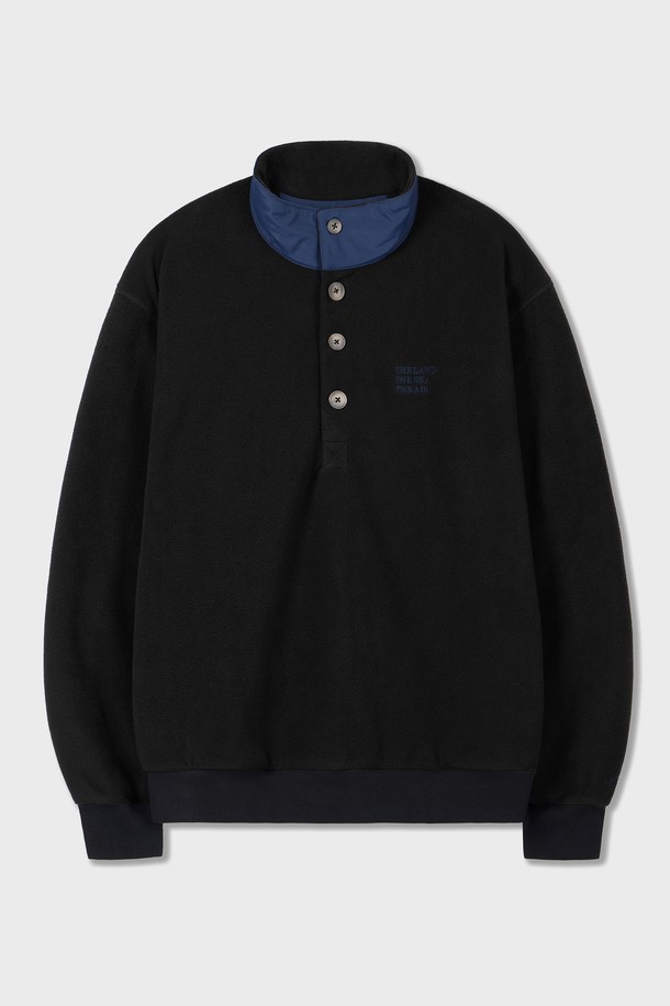 Traveler's Fleece Pullover Shirts Black (트래블러 플리스 풀오버 셔츠 블랙)은 여행룩과 캐주얼, 미니멀 스타일을 추구하는 분들을 위한 플리스 소재의 긴소매 헨리넥 셔츠입니다. 두꺼운 두께감으로 가을과 겨울에 따뜻하게 착용할 수 있으며, 부드러운 촉감과 루즈핏으로 편안한 착용감을 선사합니다. 무지 디자인에 버튼 디테일을 더해 깔끔하면서도 세련된 느낌을 줍니다. 일상생활은 물론 여행 시에도 활용하기 좋은 실용적인 아이템입니다. 블랙 컬러로 어떤 의상에도 쉽게 매치할 수 있습니다.
