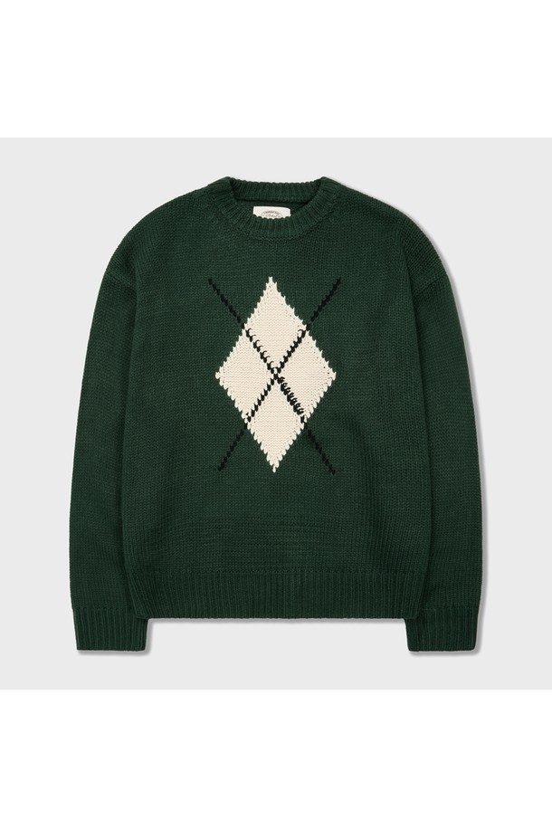 싱그러운 그린 컬러와 화이트 배색이 돋보이는 '청키 펑키 아가일 스웨터 그린'입니다. 부드러운 울 소재로 제작되어 포근한 착용감을 선사하며, 두꺼운 두께감과 청키한 니트 조직이 특징입니다. 클래식하면서도 캐주얼한 아가일 패턴과 라운드넥 디자인이 어우러져 다양한 스타일 연출에 활용할 수 있습니다. 레귤러핏 크롭 기장과 긴 소매로 트렌디함을 더하여 가을, 겨울 시즌 데일리룩에 포인트 아이템으로 제격입니다. 여성스러운 무드를 자아내는 니트 스웨터로, 부드러운 촉감을 느껴보세요.