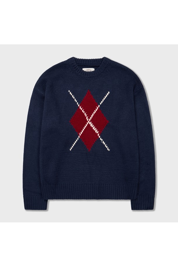 네이비 컬러의 청키 펑키 아가일 스웨터입니다. 여성 의류로, 가을과 겨울에 입기 좋은 두꺼운 두께감의 니트 소재 긴 소매 스웨터입니다. 클래식하고 캐주얼한 스타일을 연출하며, 라운드 넥과 레귤러 핏으로 편안하게 착용할 수 있습니다. 일상, 특히 출근룩에 미니멀한 스타일을 더해 줍니다. 아가일 패턴과 청키한 디자인이 특징입니다.
