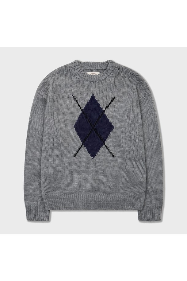 **청키 펑키 아가일 스웨터 그레이**는 여성스러운 스타일을 연출하는 캐주얼 상의입니다. 부드러운 울 소재로 제작되어 가을, 겨울 시즌에 따뜻하게 착용할 수 있습니다. 레귤러핏과 라운드넥 디자인으로 편안한 착용감을 선사하며, 크롭 기장으로 트렌디함을 더했습니다. 청키한 니트 짜임과 아가일 패턴이 돋보이며, 그레이와 네이비 두 가지 색상으로 출시되었습니다. 긴소매로 보온성을 높인 이 스웨터는 다양한 스타일을 소화하기 좋아 일상복으로 활용하기 좋습니다.
