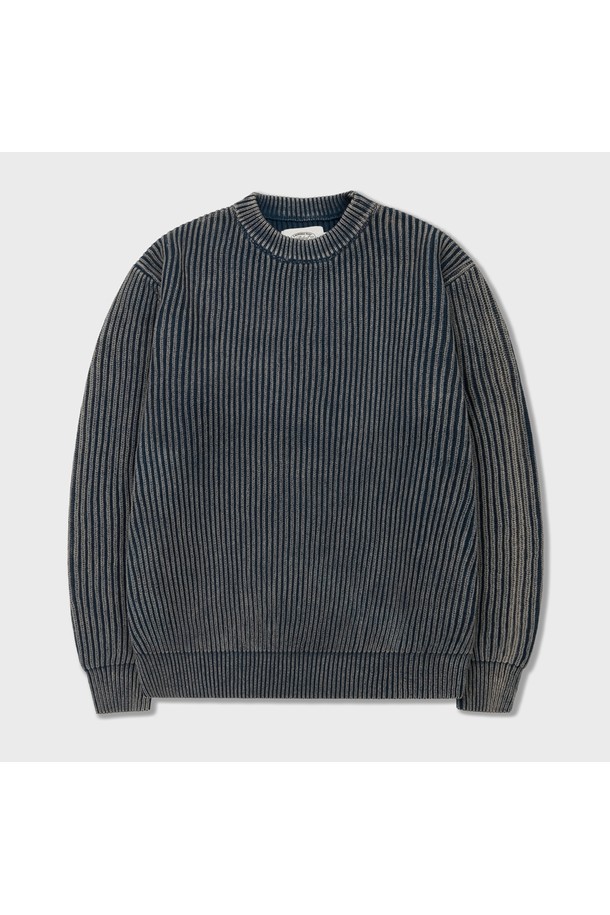 네이비 컬러의 에브리데이 워시드 라운드 니트입니다. 부드러운 면 소재에 워시드 가공을 더해 편안한 착용감을 선사하며, 라운드넥과 레귤러핏으로 제작되어 데일리룩 또는 모임룩으로 활용하기 좋습니다. 봄, 가을 시즌에 적합하며, 베이직하고 캐주얼한 스타일을 연출하기 좋습니다. 골지 패턴에 긴소매 디자인으로, 클래식, 미니멀 스타일에도 잘 어울립니다.
