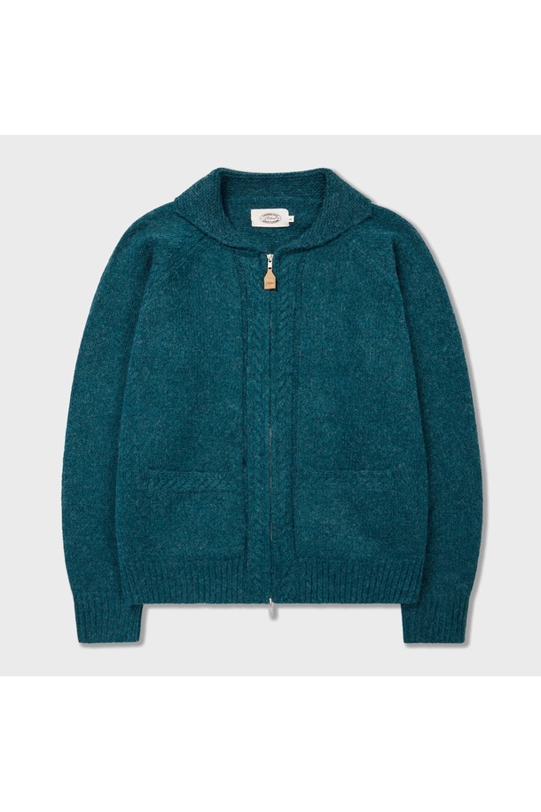 산뜻한 그린 컬러가 돋보이는 솔리드 코위찬 가디건입니다. 부드러운 울과 아크릴 혼방 소재로 제작되어 가을, 겨울 시즌 따뜻하게 착용할 수 있습니다. 라운드넥에 레귤러핏으로 제작되었으며, 소매는 긴 기장입니다. 캐주얼하고 베이직한 스타일로 데이트룩 또는 모임룩에 활용하기 좋으며, 포켓 디테일로 실용성을 더했습니다. 집업 스타일로 간편하게 여밀 수 있습니다.
