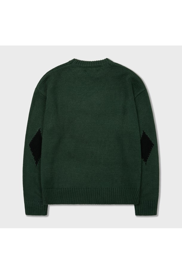 싱그러운 그린 컬러와 화이트 배색이 돋보이는 '청키 펑키 아가일 스웨터 그린'입니다. 부드러운 울 소재로 제작되어 포근한 착용감을 선사하며, 두꺼운 두께감과 청키한 니트 조직이 특징입니다. 클래식하면서도 캐주얼한 아가일 패턴과 라운드넥 디자인이 어우러져 다양한 스타일 연출에 활용할 수 있습니다. 레귤러핏 크롭 기장과 긴 소매로 트렌디함을 더하여 가을, 겨울 시즌 데일리룩에 포인트 아이템으로 제격입니다. 여성스러운 무드를 자아내는 니트 스웨터로, 부드러운 촉감을 느껴보세요.