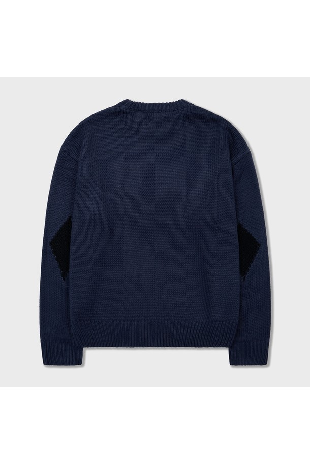 네이비 컬러의 청키 펑키 아가일 스웨터입니다. 여성 의류로, 가을과 겨울에 입기 좋은 두꺼운 두께감의 니트 소재 긴 소매 스웨터입니다. 클래식하고 캐주얼한 스타일을 연출하며, 라운드 넥과 레귤러 핏으로 편안하게 착용할 수 있습니다. 일상, 특히 출근룩에 미니멀한 스타일을 더해 줍니다. 아가일 패턴과 청키한 디자인이 특징입니다.
