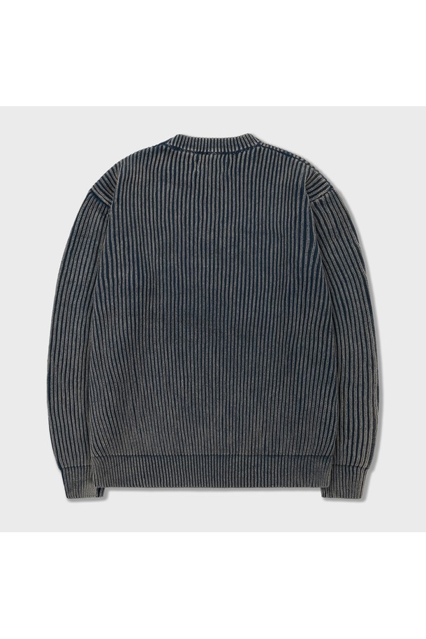 네이비 컬러의 에브리데이 워시드 라운드 니트입니다. 부드러운 면 소재에 워시드 가공을 더해 편안한 착용감을 선사하며, 라운드넥과 레귤러핏으로 제작되어 데일리룩 또는 모임룩으로 활용하기 좋습니다. 봄, 가을 시즌에 적합하며, 베이직하고 캐주얼한 스타일을 연출하기 좋습니다. 골지 패턴에 긴소매 디자인으로, 클래식, 미니멀 스타일에도 잘 어울립니다.
