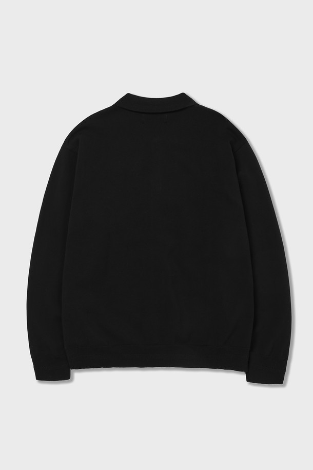 에센셜 롱 슬리브 니트 셔츠 블랙은 베이직하고 미니멀한 스타일을 추구하는 분들을 위한 긴소매 니트 셔츠입니다. 부드러운 촉감의 면 소재로 제작되어 봄, 가을에 편안하게 착용 가능하며, 레귤러 핏으로 제작되어 다양한 체형에 잘 어울립니다. 라운드넥 디자인에 무지 패턴으로 어떤 스타일에도 쉽게 매치할 수 있으며, 특히 데이트룩이나 카페룩에 활용하기 좋습니다. 헤밍웨이의 '노인과 바다'에서 영감을 얻어 제작되었으며, 헤비 트위스트 코튼사를 사용하여 통기성이 우수합니다.
