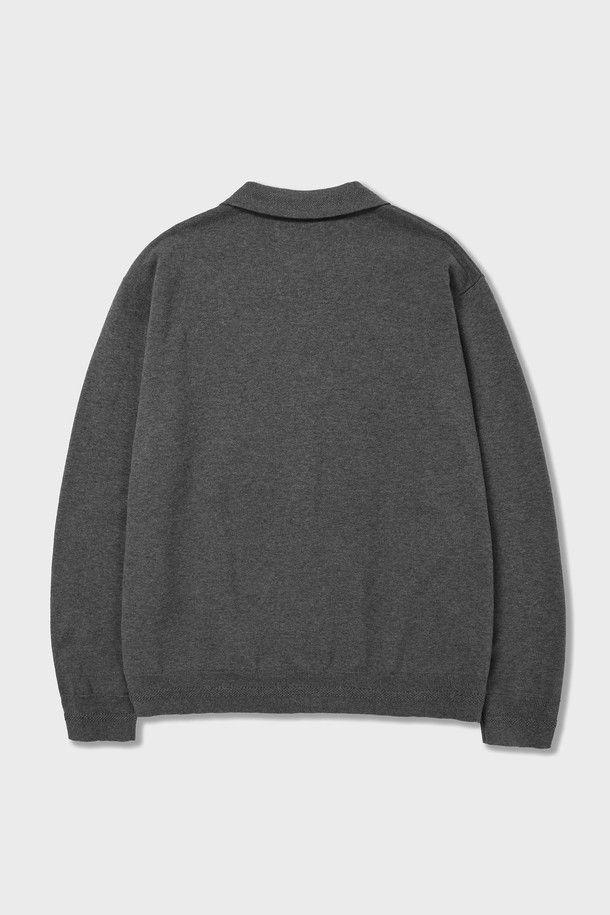 에센셜 롱 슬리브스 니트 셔츠 그레이는 베이직하고 클래식한 스타일을 추구하는 남성분들을 위한 면 소재의 긴소매 니트입니다. 가을, 겨울 시즌에 적합하며, 부드러운 촉감과 두꺼운 두께로 따뜻함을 선사합니다. '노인과 바다'에서 영감을 받아 제작되었으며, 헤비 트위스트 코튼사를 사용하여 뛰어난 통기성을 자랑합니다. 레귤러 핏으로 제작되어 편안한 착용감을 제공하며, 다양한 스타일링에 활용할 수 있습니다. 겨울 데일리룩 및 카페룩에 매치하여 클래식, 미니멀, 캐주얼 스타일을 연출해보세요.
