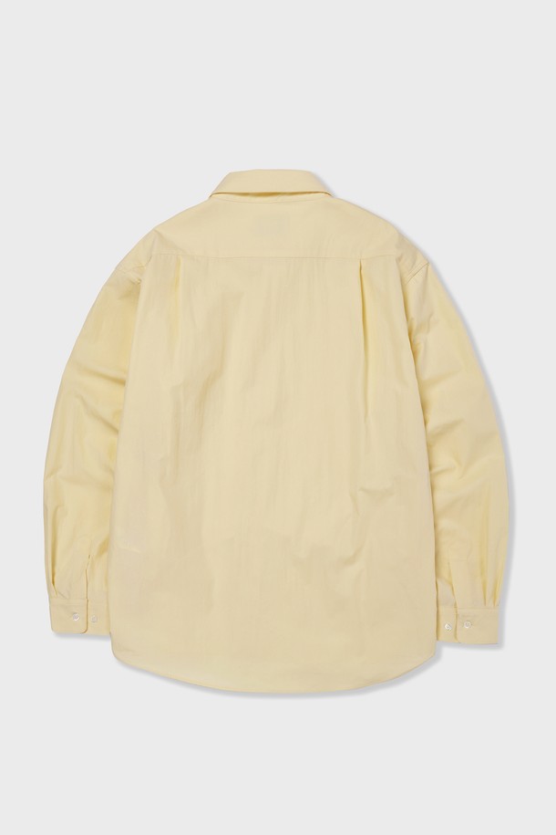 Oliver Solid Shirts Ver.2 Yellow는 남성을 위한 옐로우 색상의 루즈핏 셔츠로, 빈티지하고 클래식한 무드를 연출합니다. 사계절 착용 가능한 면, 나일론 혼방 소재로 제작되었으며, 얇은 두께와 뻣뻣한 촉감이 특징입니다. 셔츠칼라 디자인에 사이드 포켓과 A라인 실루엣이 돋보이는 긴소매 무지 셔츠입니다.
