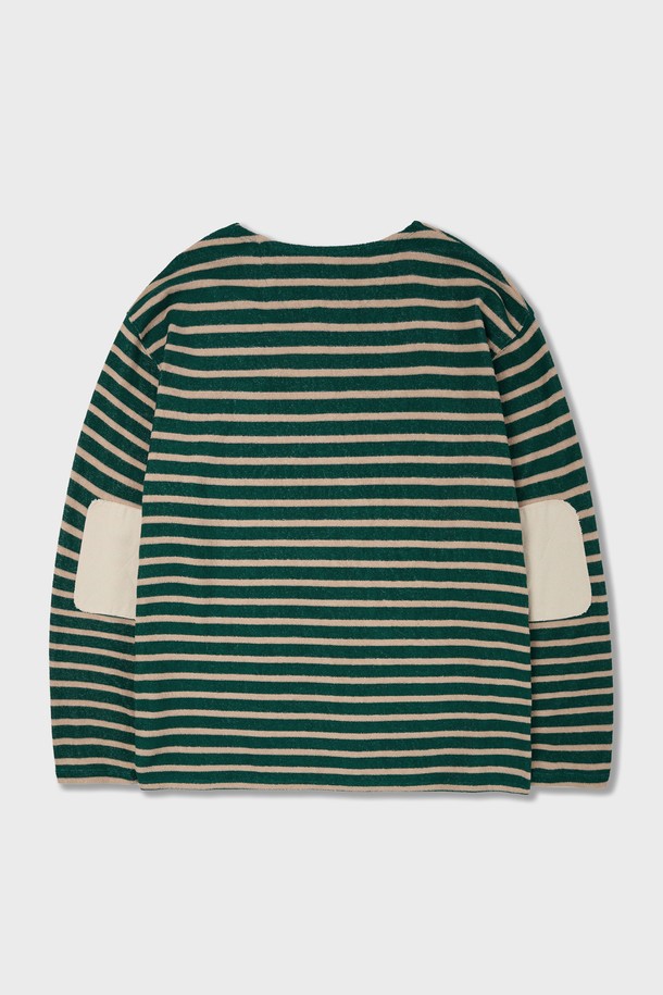 테리 스트라이프 긴소매 티셔츠는 부드러운 폴리에스터 소재로 제작되었으며, 그린 컬러의 브레톤 스트라이프 패턴이 돋보입니다. 흡수성, 통기성, 속건 기능을 갖춘 이 티셔츠는 일상적인 용도에 적합하며, 엘보 패치 디테일이 더해져 클래식하면서도 베이직한 스타일을 연출합니다. 봄, 가을에 어울리는 적당한 두께감과 현대적인 핏, 라운드넥 디자인으로 편안하게 착용할 수 있는 공용 티셔츠입니다.
