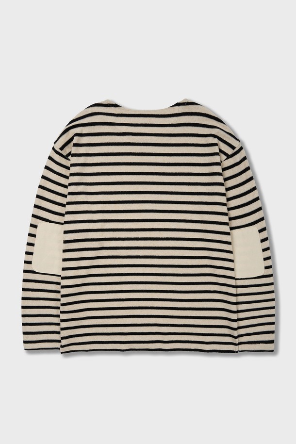 블랙 색상의 Terry Stripe 긴소매 티셔츠는 폴리에스터 소재로 제작되어 부드러운 촉감을 자랑하며, 흡수성, 통기성, 속건 기능을 제공합니다. 프랑스 해군 유니폼에서 영감을 받은 브레톤 스트라이프 패턴과 엘보 패치 디테일이 돋보이며, 섬세한 봉제 마감으로 완성도를 높였습니다. 클래식하고 베이직한 스타일로 일상에서 편안하게 착용하기 좋으며, 봄, 가을 시즌에 적합한 적당한 두께감의 레귤러 핏 티셔츠입니다.
