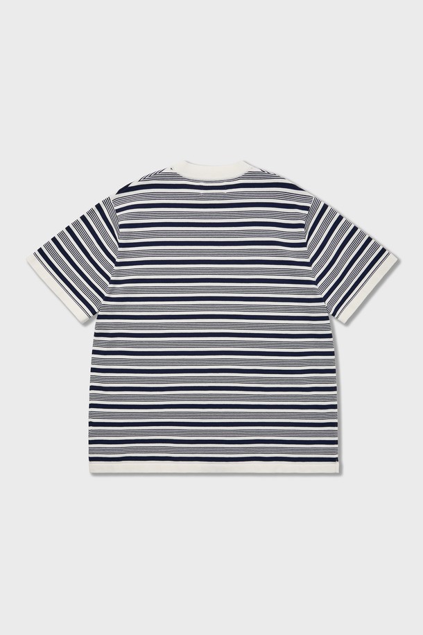 70년대 스타일의 멀티 스트라이프 패턴이 돋보이는 네이비 컬러 면 니트 티셔츠입니다. 부드러운 촉감의 헤비 트위스트 원사를 사용하여 제작되었으며, 통기성이 우수하고 내구성이 좋습니다. 라운드넥 디자인에 루즈핏으로 편안하게 착용 가능하며, 봄, 여름 일상복으로 적합합니다.
