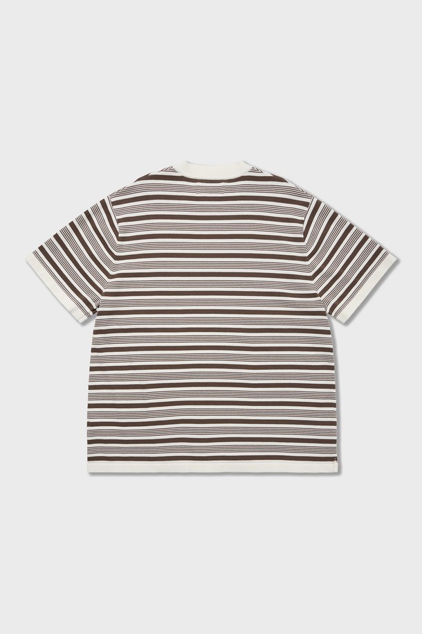 70년대 스타일의 멀티 스트라이프 패턴이 돋보이는 브라운 컬러 면 니트 티셔츠입니다. 헤비 트위스트 원사를 사용하여 니트 조직감이 살아있고 통기성이 우수하며, 부드러운 촉감과 편안한 루즈핏으로 일상에서 캐주얼하게 착용하기 좋습니다. 네이비, 그린 컬러 조합의 플래그 모티브 스트라이프 디자인이 특징이며, 봄, 여름 시즌에 활용하기 좋은 반소매 라운드넥 상의입니다.
