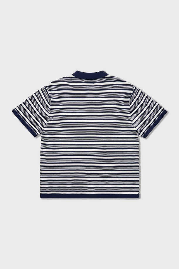 70년대 스타일의 멀티 스트라이프 패턴이 돋보이는 네이비 컬러 남성용 면 니트 폴로 셔츠입니다. 촘촘한 짜임과 헤비 트위스트 강연사를 사용하여 제작되었으며, 부드러운 촉감과 함께 국기 모티브의 스트라이프 패턴이 특징입니다. 오버핏 디자인으로 편안하게 착용 가능하며, 봄, 여름 시즌에 캐주얼하게 연출하기 좋은 반소매 폴로넥 상의입니다.
