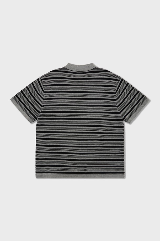 70년대 스타일의 남성용 멀티 스트라이프 코튼 니트 폴로 셔츠입니다. 그레이, 네이비, 올리브 색상으로 제공되며, 헤비 트위스트 코튼 원사를 사용하여 통기성과 내구성이 우수합니다. 오버핏으로 제작되었으며, 부드러운 촉감과 다양한 국기에서 영감을 받은 스트라이프 패턴이 특징입니다.
