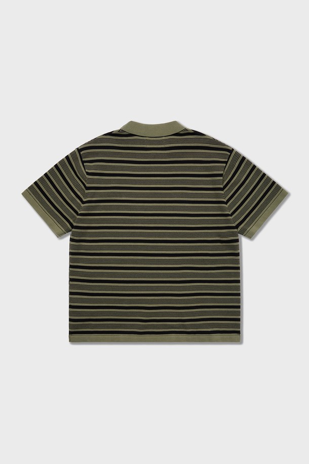 70년대 스타일의 멀티 스트라이프 패턴이 돋보이는 올리브, 네이비, 그레이 색상의 코튼 니트 폴로 셔츠입니다. 헤비 트위스트 강연사를 사용하여 촘촘하게 짜여진 이 제품은 부드러운 촉감과 뛰어난 통기성을 자랑하며, 봄, 여름철 일상복으로 적합합니다. 세미오버핏의 레귤러 기장으로 편안하게 착용 가능하며, 비침이 없어 부담 없이 즐길 수 있는 남녀공용 폴로넥 반소매 셔츠입니다.
