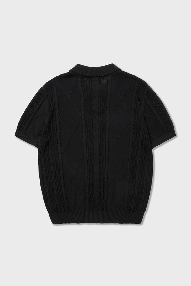 **Seaman Knit Polo Black**는 시원한 여름철 일상룩을 위한 남성용 니트 폴로입니다. 부드러운 면 소재에 통기성이 뛰어난 원단, 앵커 패턴 디자인이 더해져 클래식한 스타일을 연출하며, 견고한 니트 밀도와 소프트 워싱 마감으로 편안한 착용감을 제공합니다. 블랙, 그레이, 네이비 등 세 가지 색상으로 출시되었으며, 수축 방지 및 형태 유지 기능으로 오랫동안 변함없이 즐겨 입을 수 있습니다.
